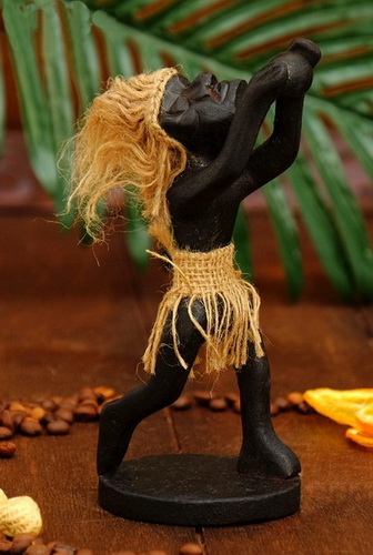 Вратарь - абориген, деревянная статуэтка